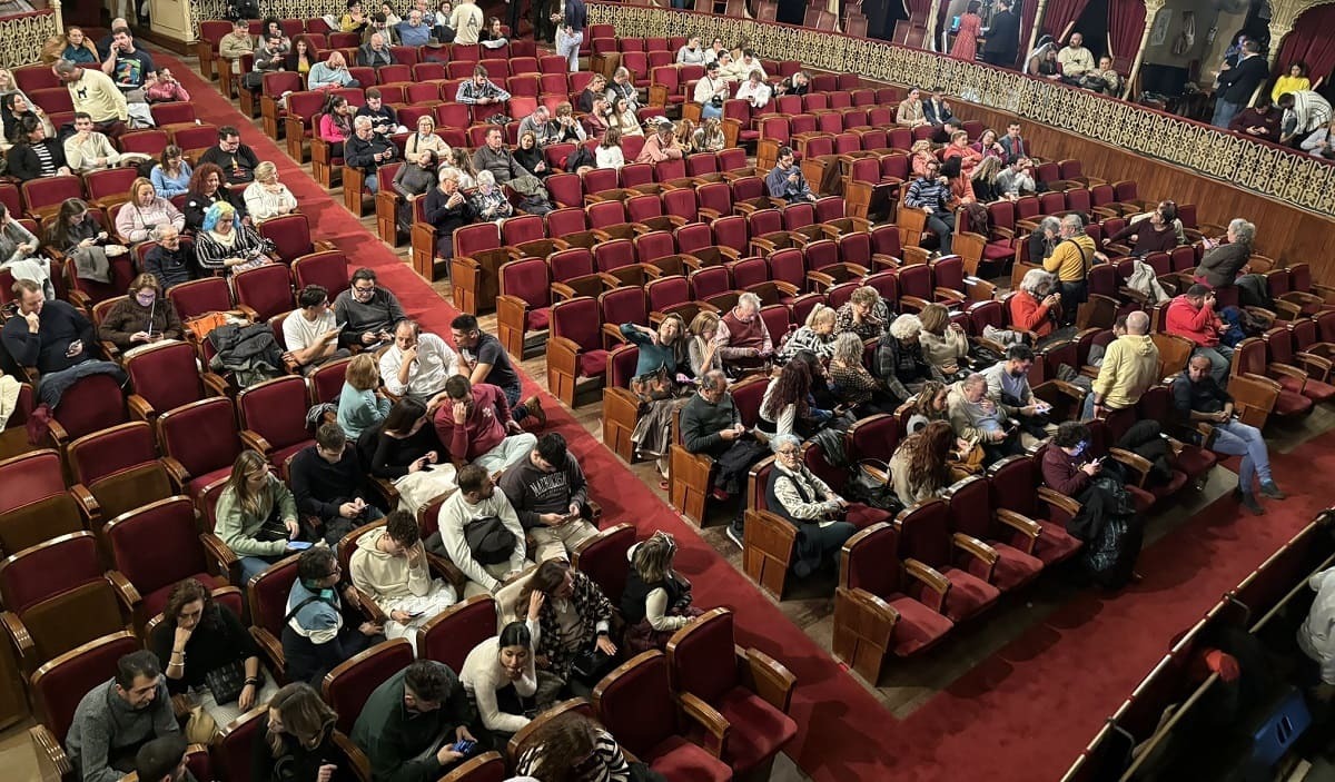 Imagen del patio de butacas antes de que cantase la úlrima agrupación