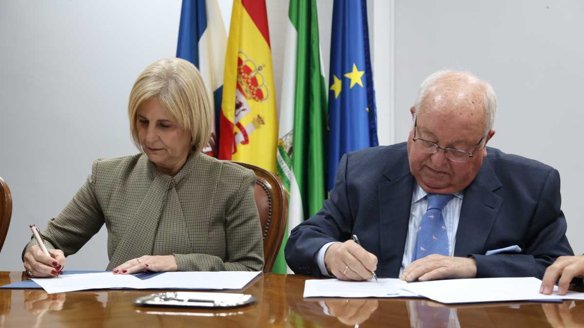 Firma del convenio entre Emuvijesa y la FAEC | Cristo García