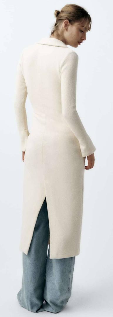 El bonito y sencillo vestido boucle de color beige de Zara