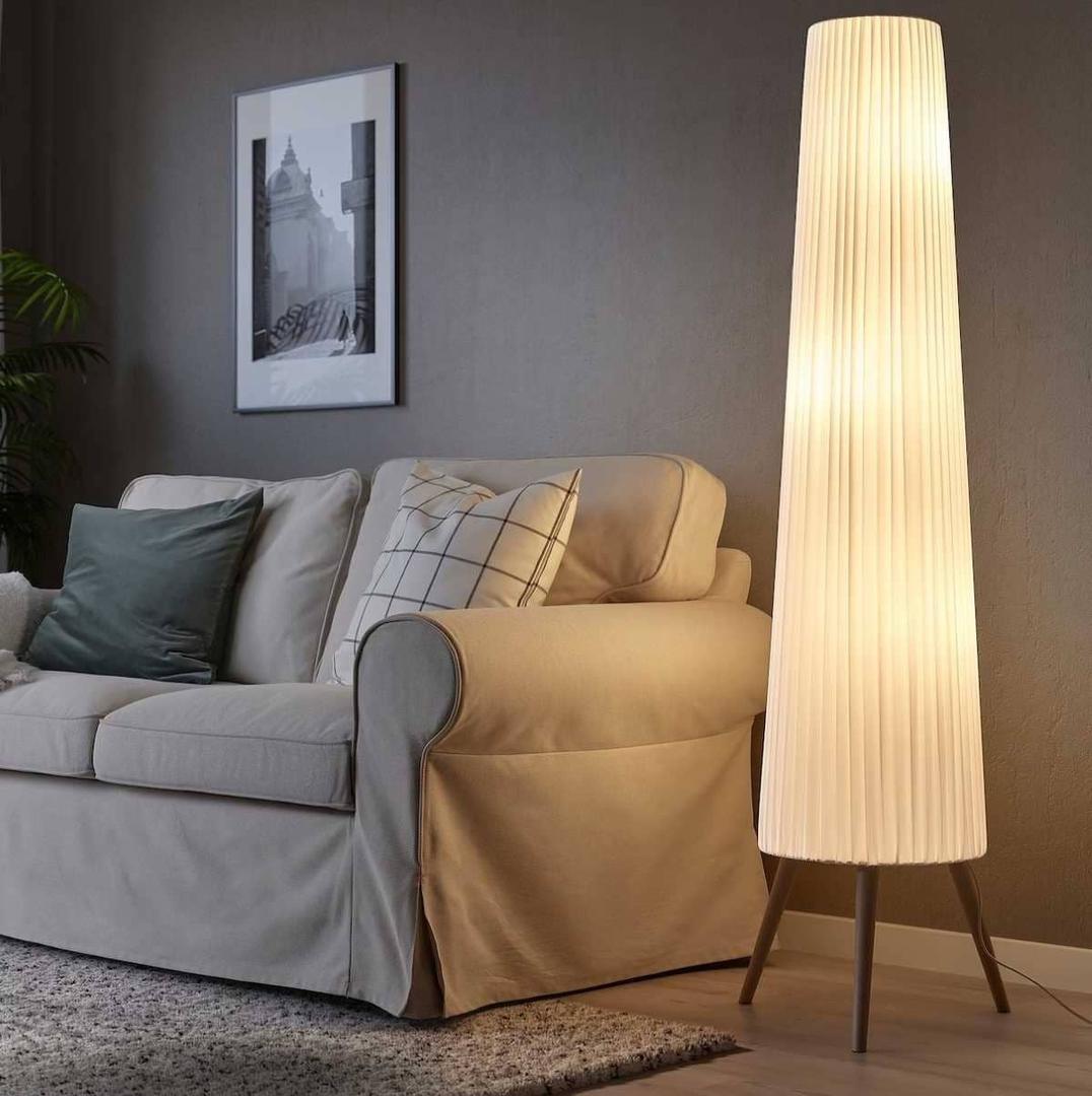 ÖKENSAND Lámpara de pie, haya y blanco de Ikea