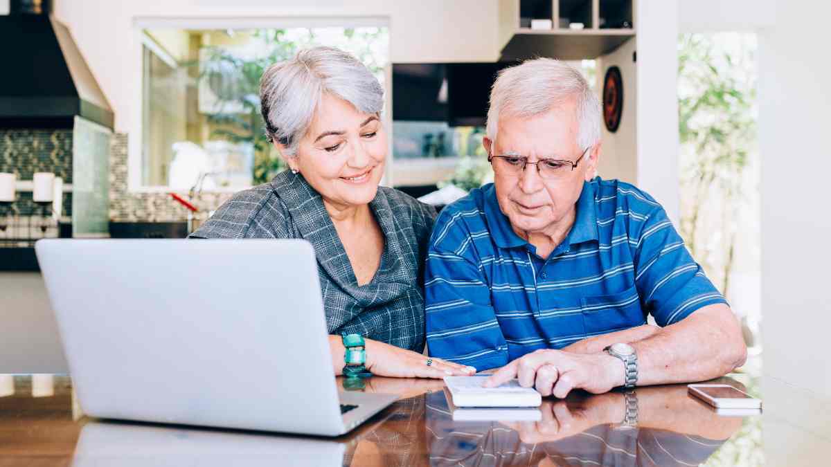 Pareja jubilada haciendo cálculos sobre sus pensiones