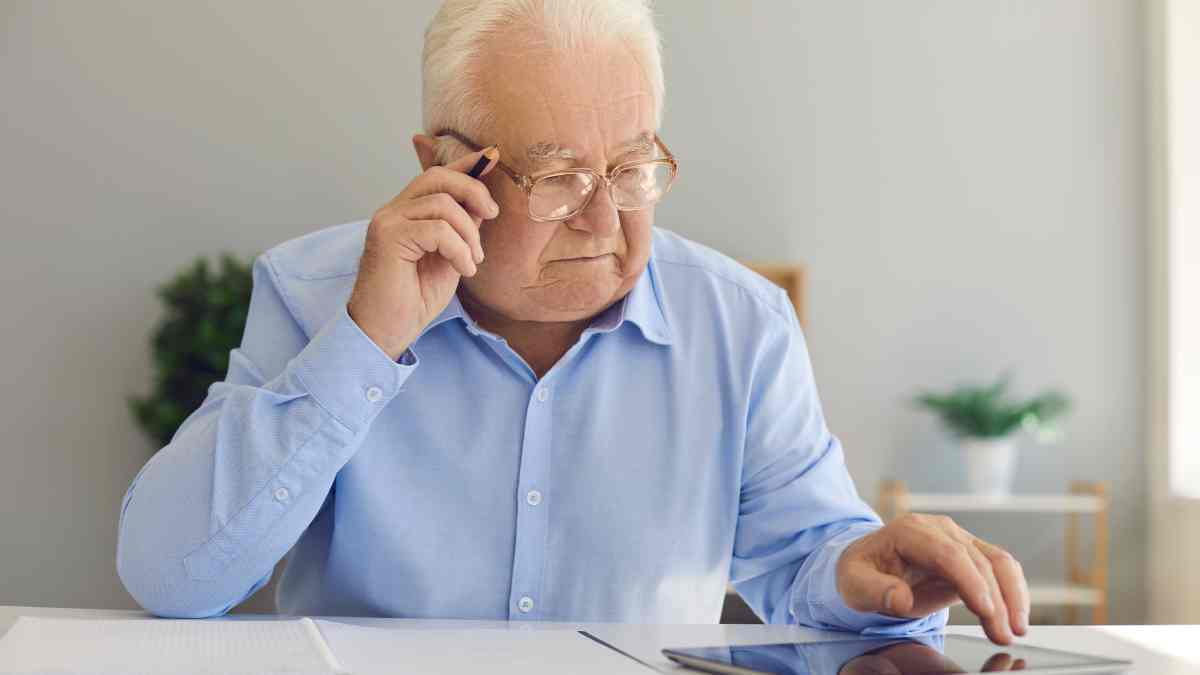 Hombre jubilado calculando su pensión tras los reajustes por parte del Gobierno de España en 2024