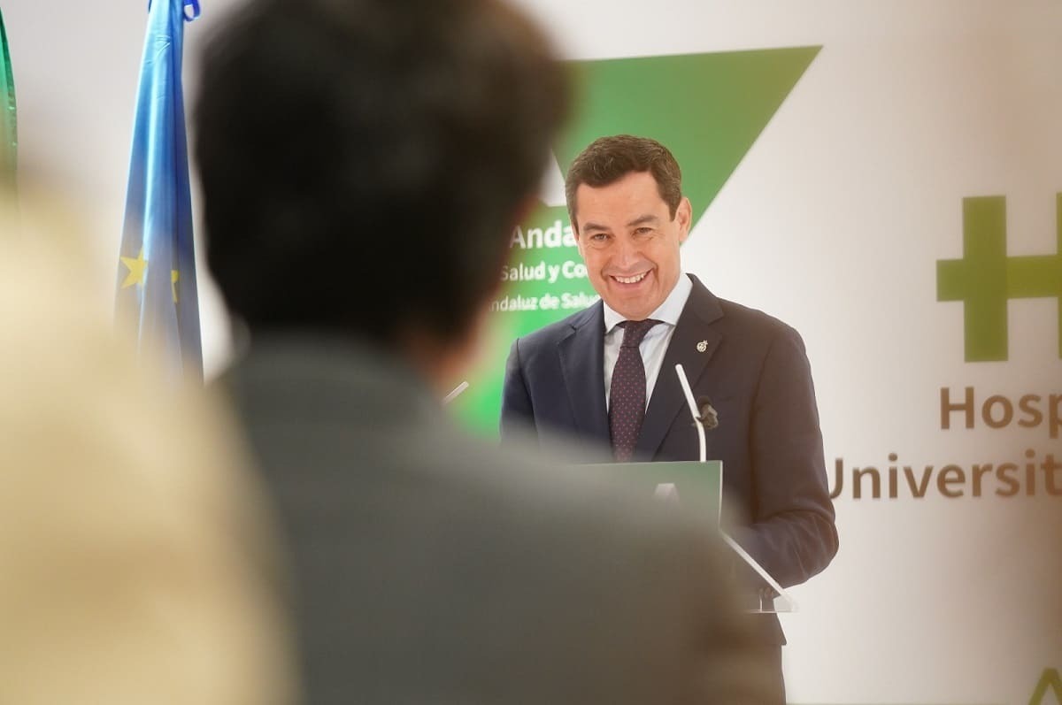 El presidente de la Junta de Andalucía, Juanma Moreno, en el Hospital de Jaén