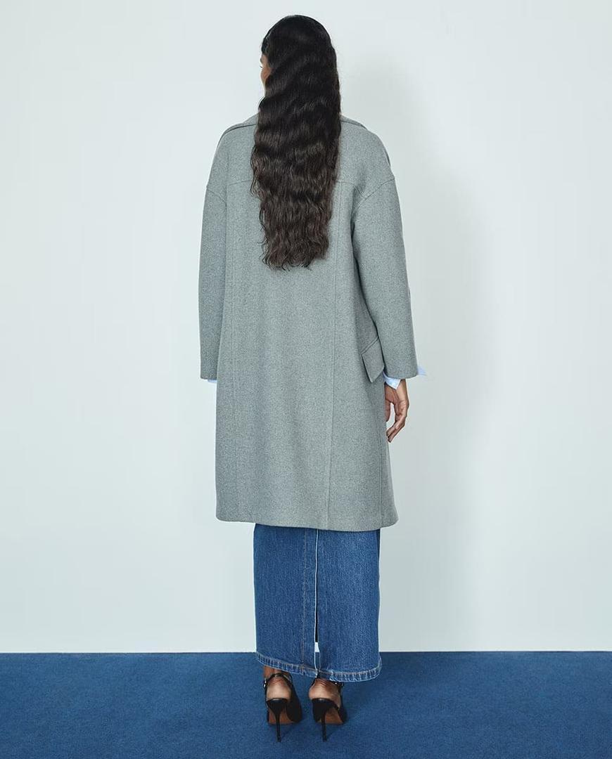 Un abrigo con detalle en el cuello en El Corte Inglés con el que combinar los pantalones plisados de Sfera