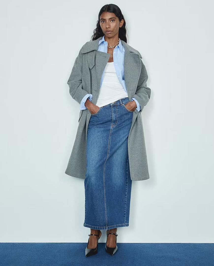 Un abrigo con detalle en el cuello en El Corte Inglés con el que combinar los pantalones plisados de Sfera