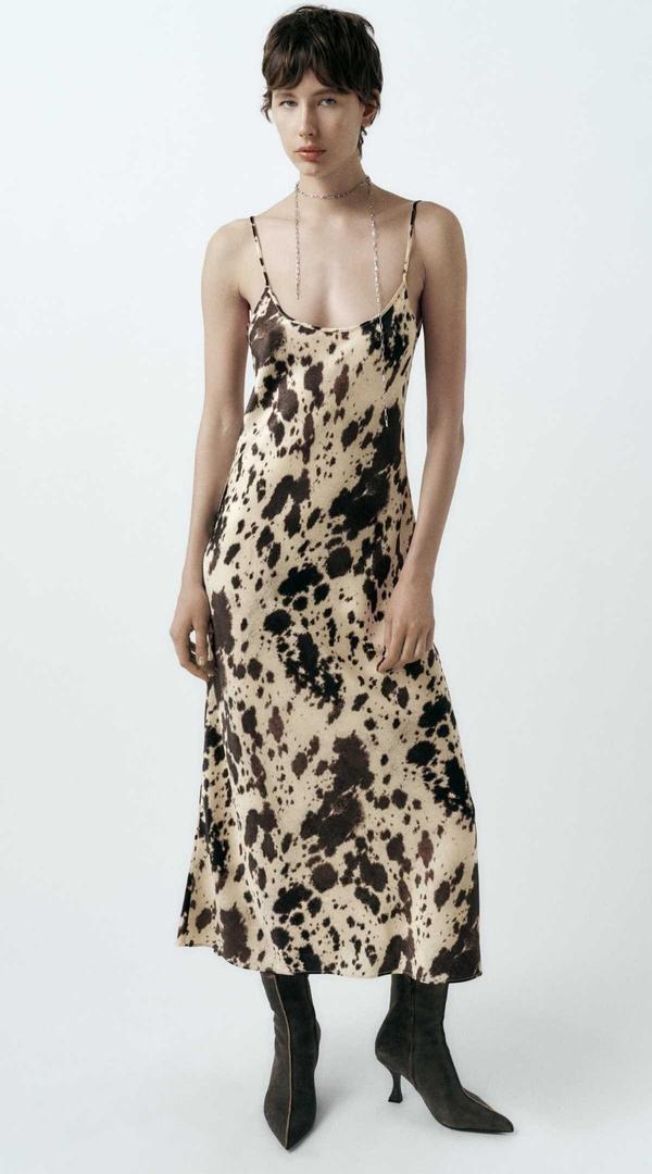 Vestido satinado estampado animal de Zara