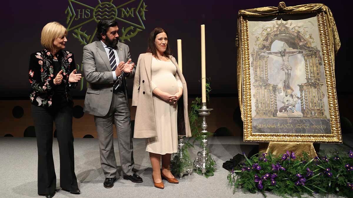 María José García-Pelayo, José Manuel García Cordero e Inmaculada Peña Ruíz junto al cartel | Imagen: Cristo García para El MIRA