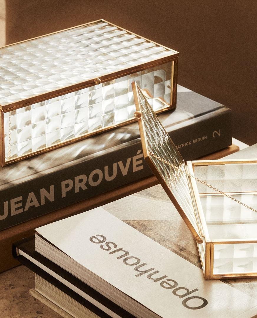 Caja de cristal con filo dorado