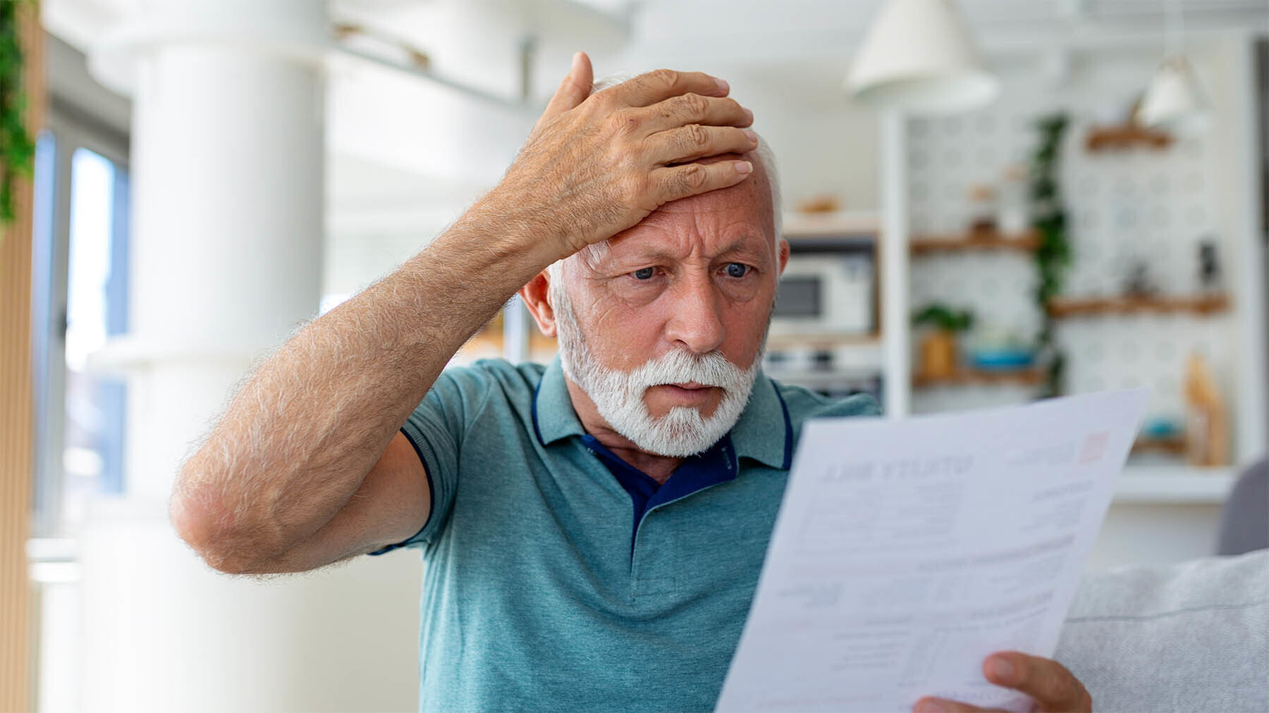 Pensionista preocupado tras recibir una carta en la que se informa sobre su pensión