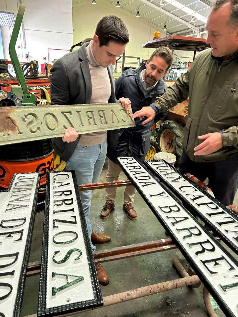 Jaime Espinar con los nuevos rótulos callejero histórico de Jerez