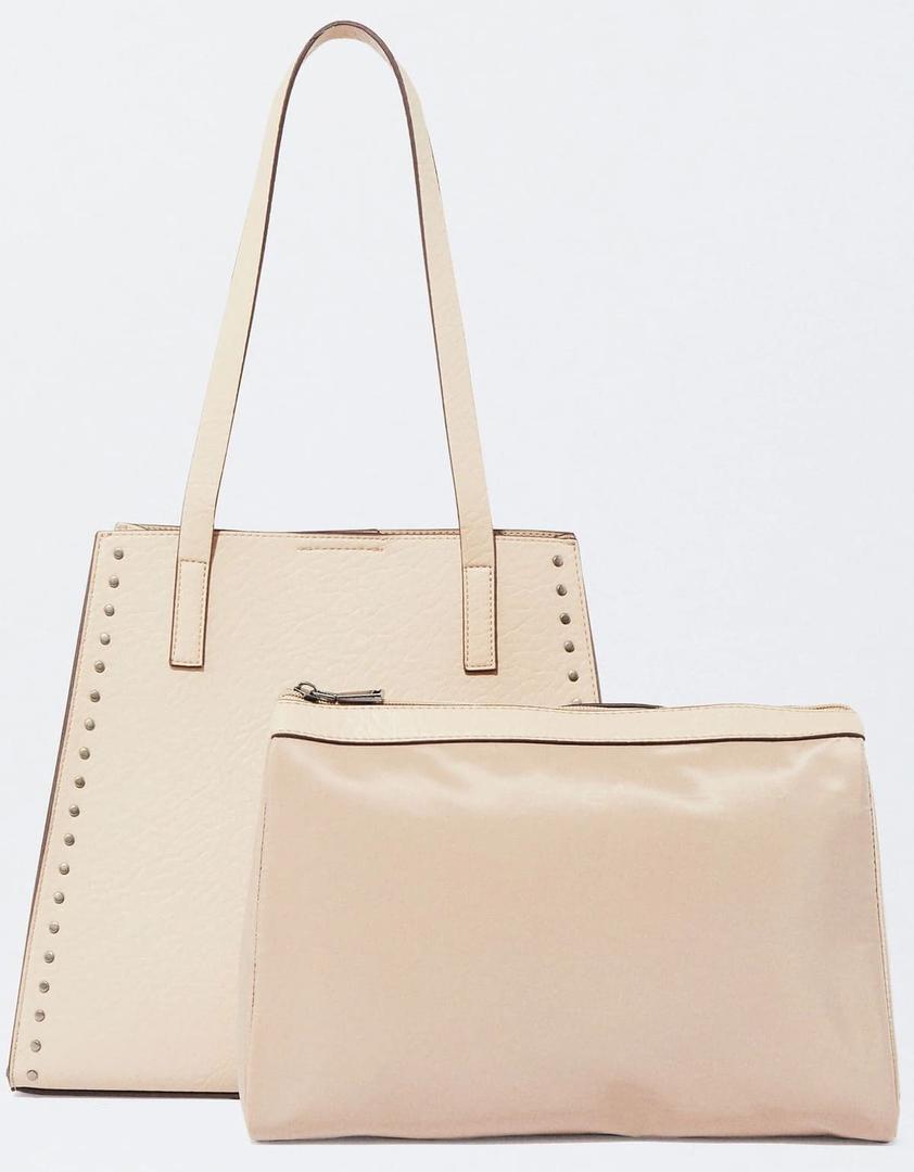 Bolso shopper con tachuelas de color crudo en Parfois