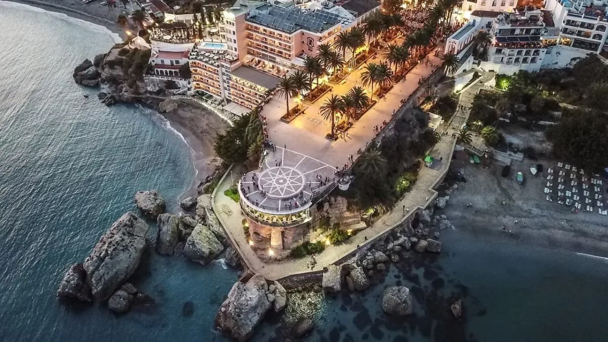 La playa de Nerja, mundialmente conocida por Verano Azul
