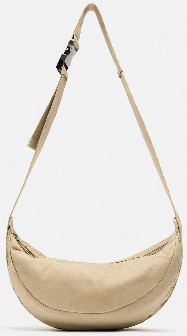El bolso bandolera en tejido y color beige con descuento en Zara