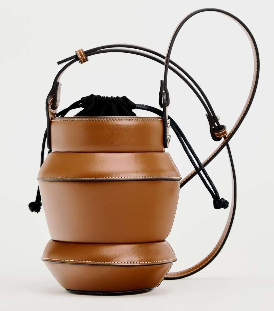 El nuevo bolso bucket geométrico de Zara