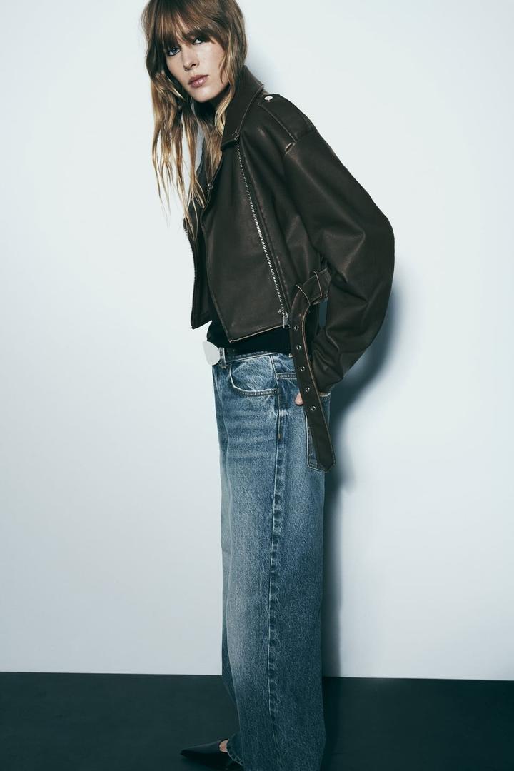 Chaqueta corta biker efecto piel desgastada de Zara