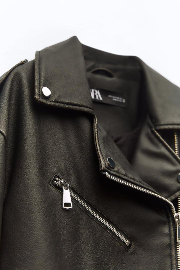 Chaqueta corta biker efecto piel desgastada de Zara