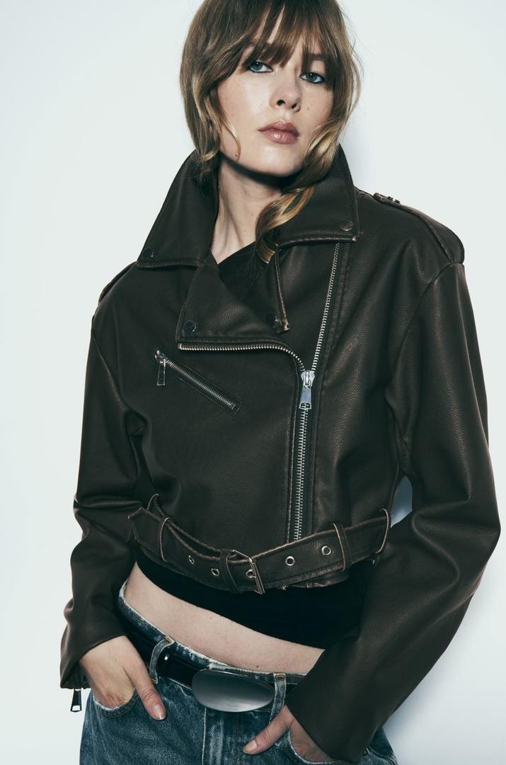 Chaqueta corta biker efecto piel desgastada de Zara