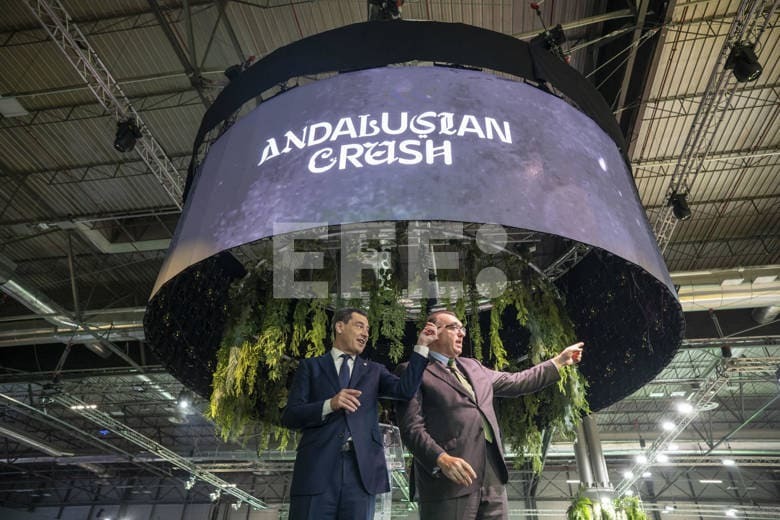 Juanma Moreno, junto al consejero de Turismo, Arturo Bernal