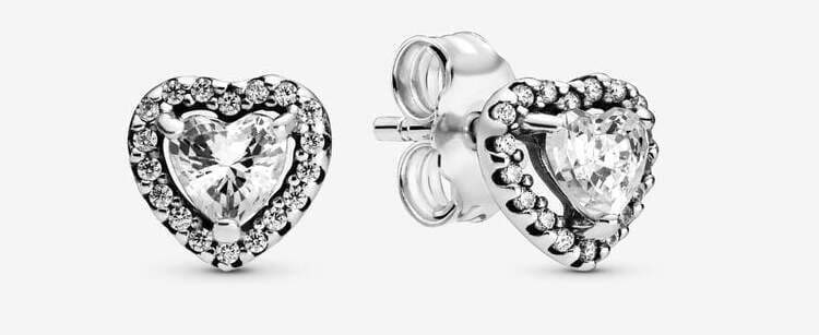Los pendientes con corazones en relieve de plata de Pandora