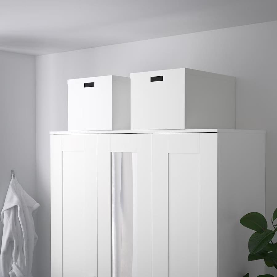 La caja con tapa blanca TJENA para completar el interior del armario de tres puertas BRIMNES de Ikea