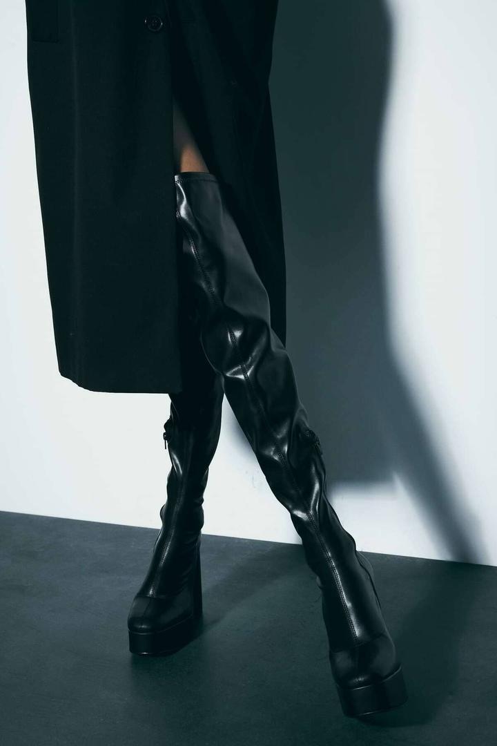 Las botas XL negras con plataforma rebajadas de Zara