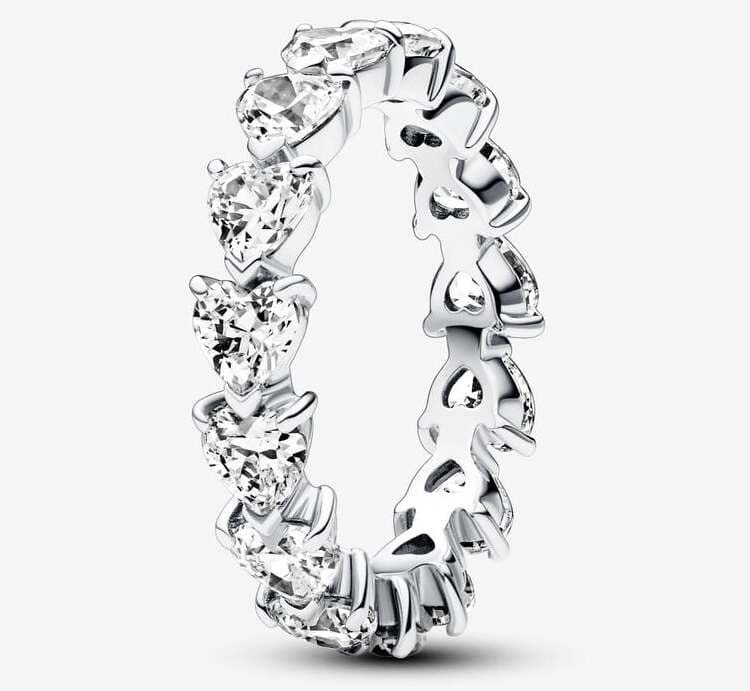 El anillo Eternidad con fila de corazones de Pandora