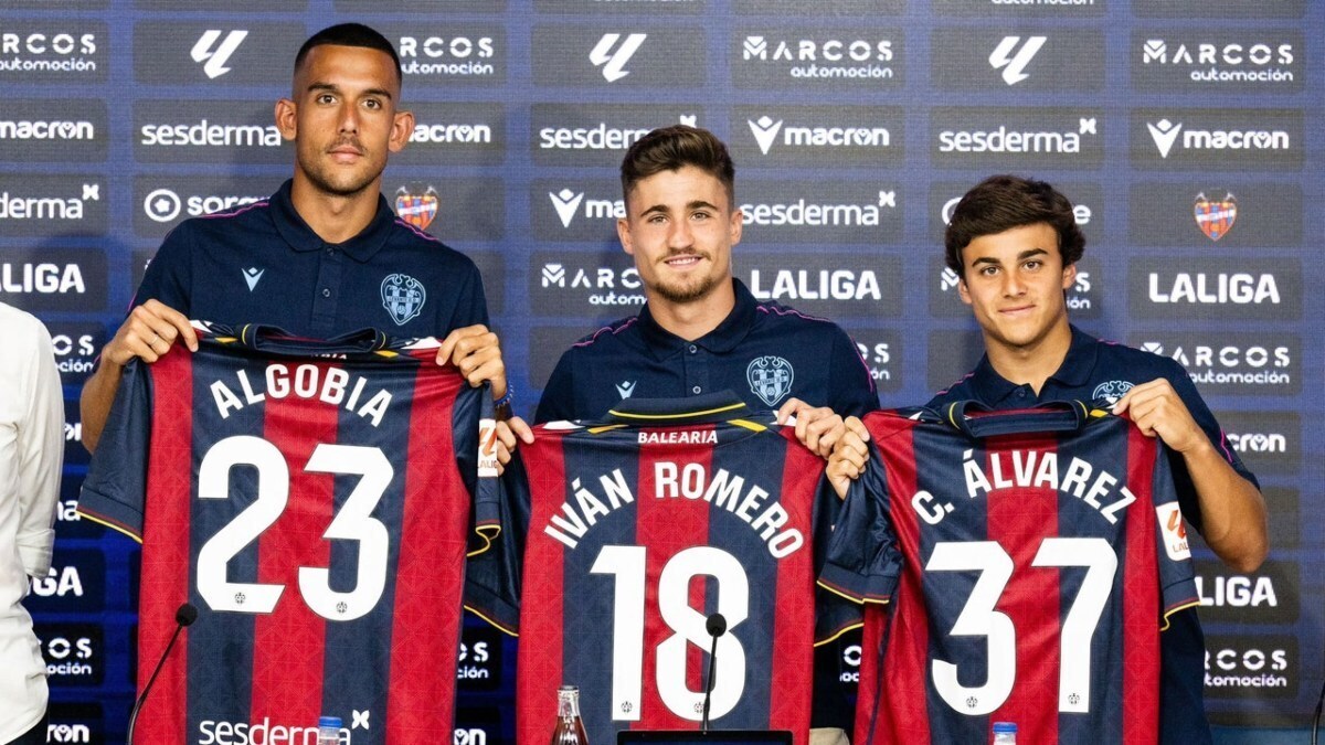 Carlos Álvarez posa en su presentación con el Levante UD