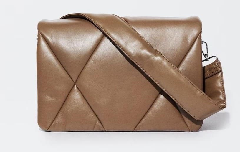 Bolso de hombro acolchado convertible a bandolera con cierre de imán en liso