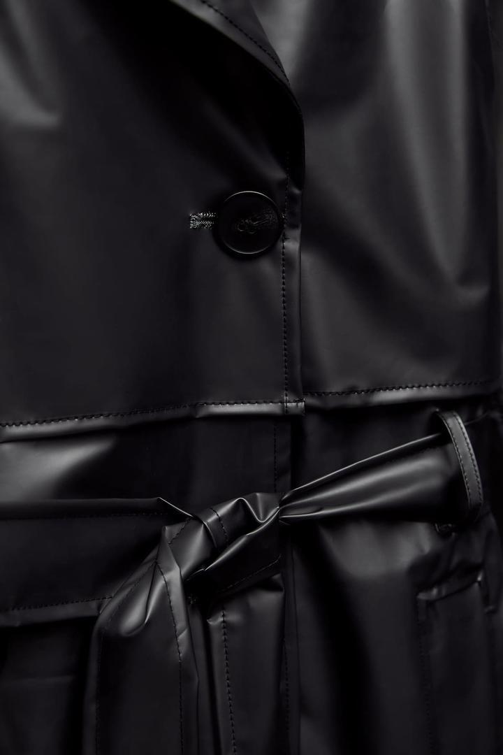 Abrigo trench oversize transparente de Zara