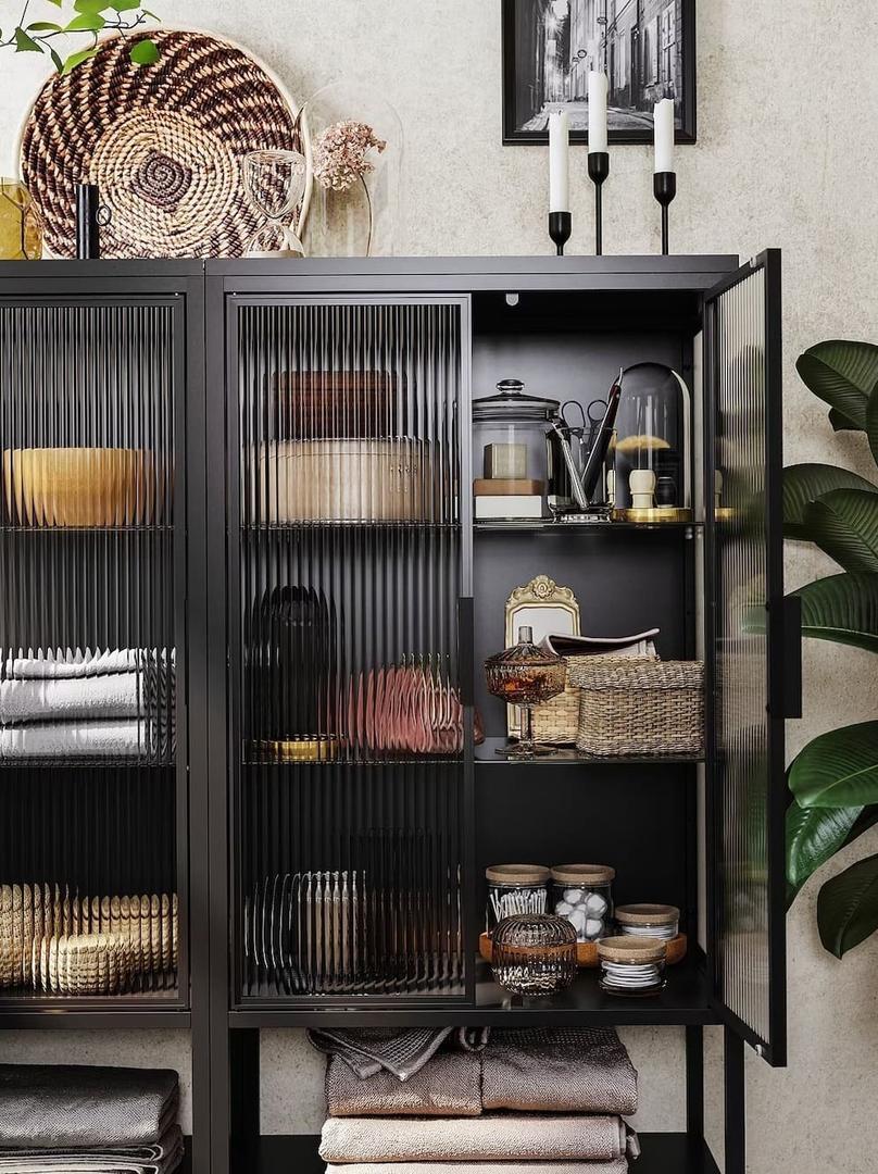 La nueva vitrina MOSSJÖN de color antracita con dos puertas de Ikea