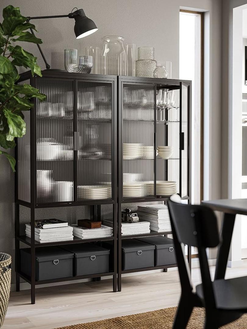 La nueva vitrina MOSSJÖN de color antracita con dos puertas de Ikea