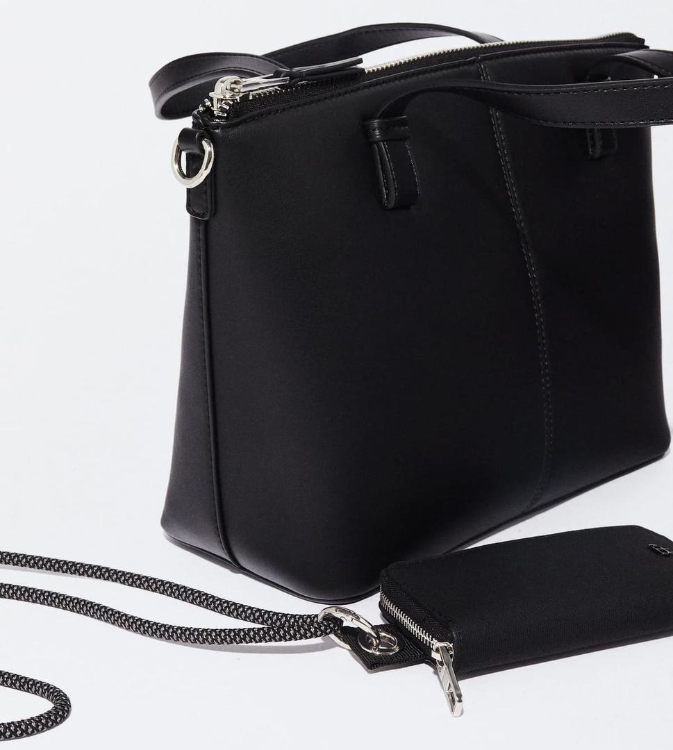 El bolso shopper con colgante de Parfois