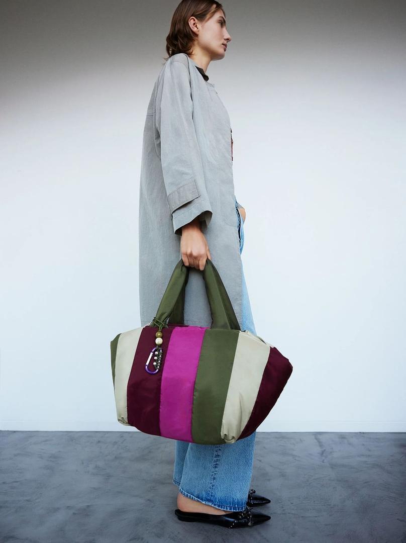 Un bolso shopper con diseño a rayas y tamaño L en Parfois