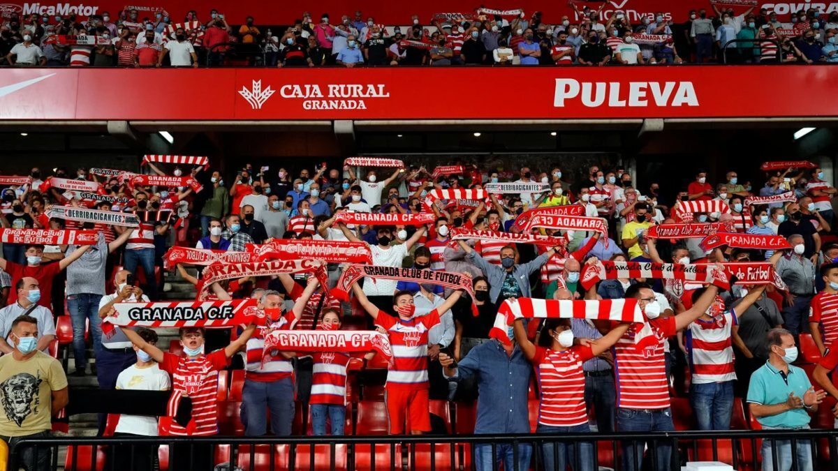 Los aficionados del Granada CF en el Estadio Nuevo Los Cármenes