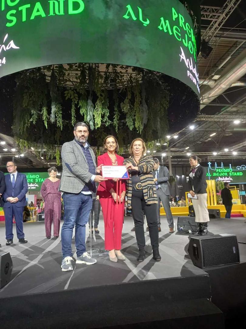 Yolanda de Aguilar recogiendo el premio al mejor espacio de comunidad autónoma en Fitur 2024