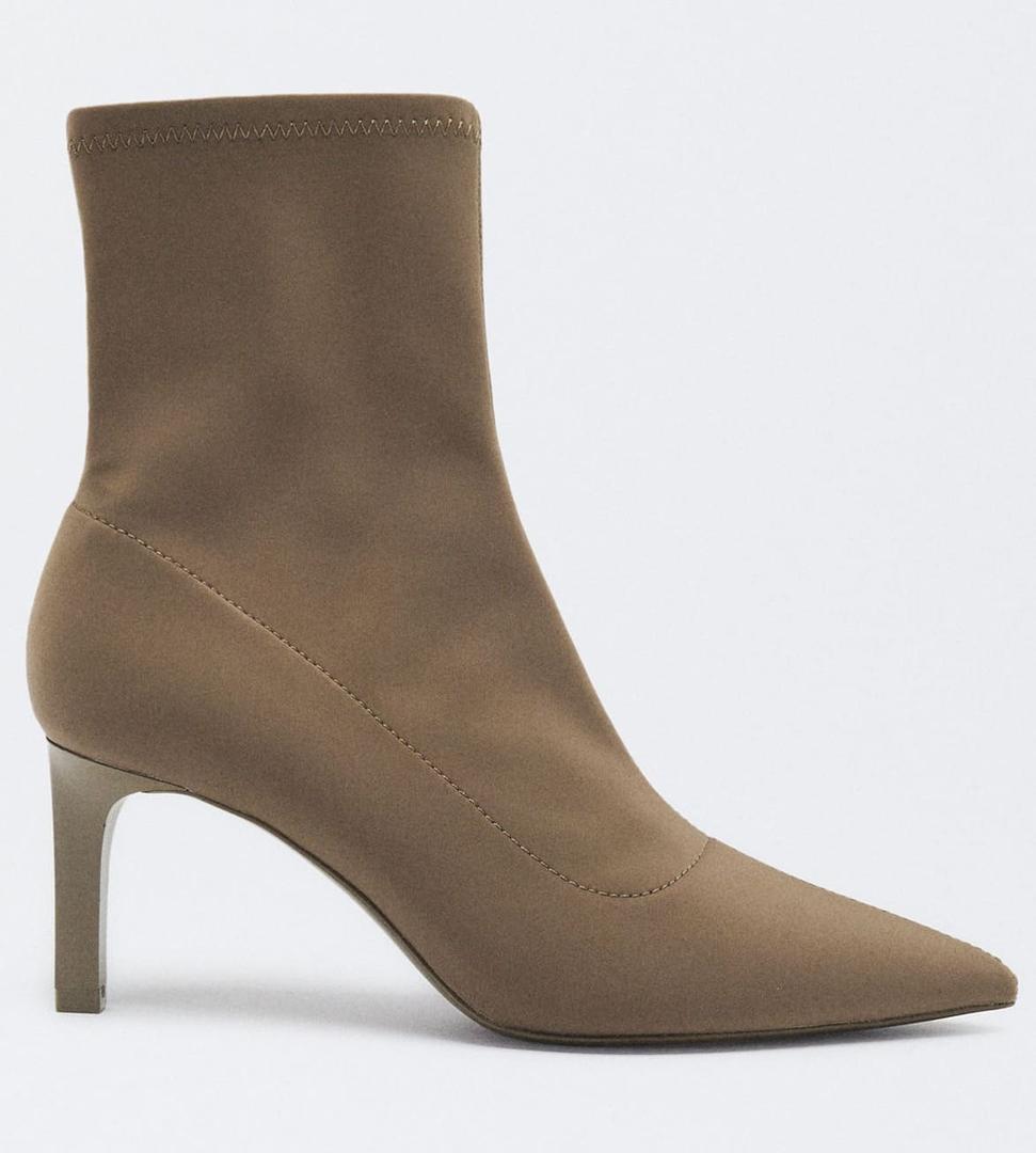 Las botas de tacón beige de tejido elástico de Parfois