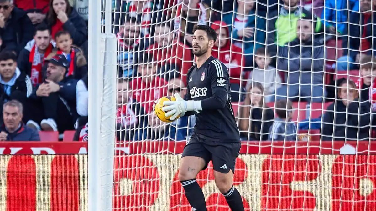 Augusto Batalla en un partido con el Granada CF