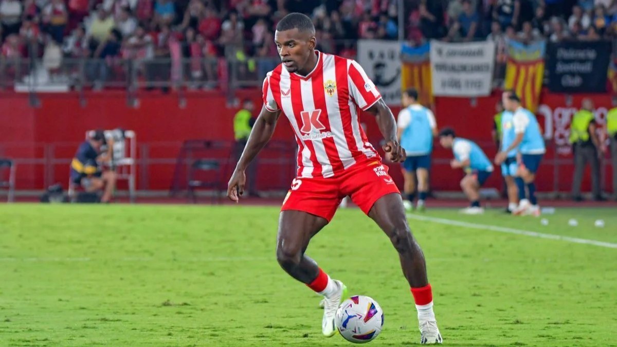 Sergio Akieme en un partido con la UD Almería