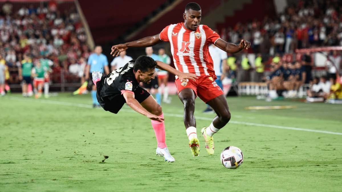 Sergio Akieme y Jesús Navas en un UD Almería - Sevilla FC