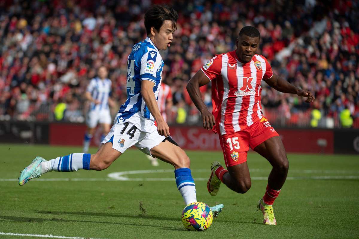 Sergio Akieme defiende a Takefusa Kubo en un UD Almería - Real Sociedad