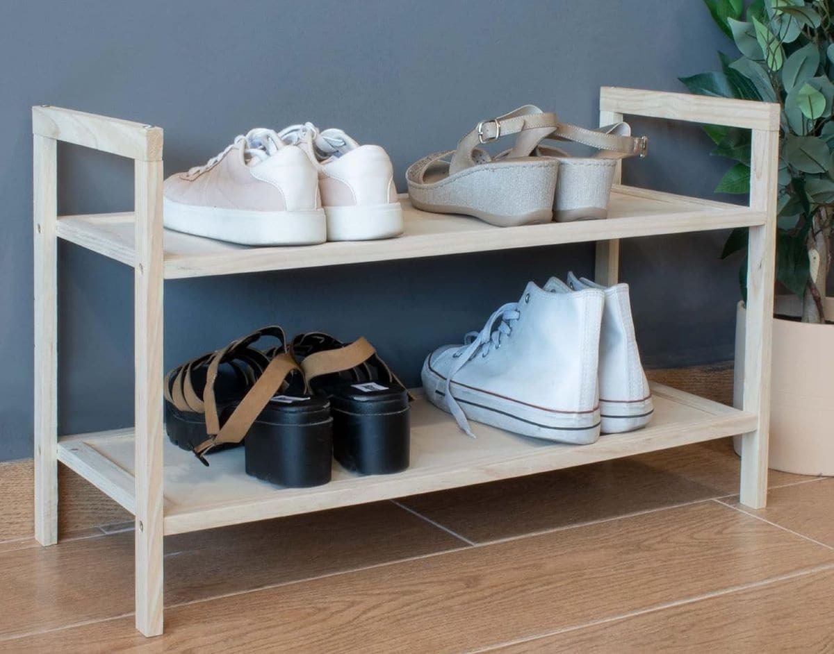 Zapatero de madera sencillo