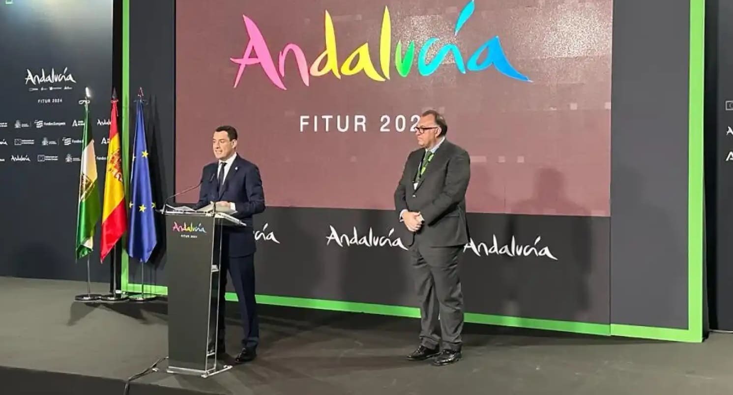 Juanma Moreno, junto al consejero de Turismo Arturo Bernal