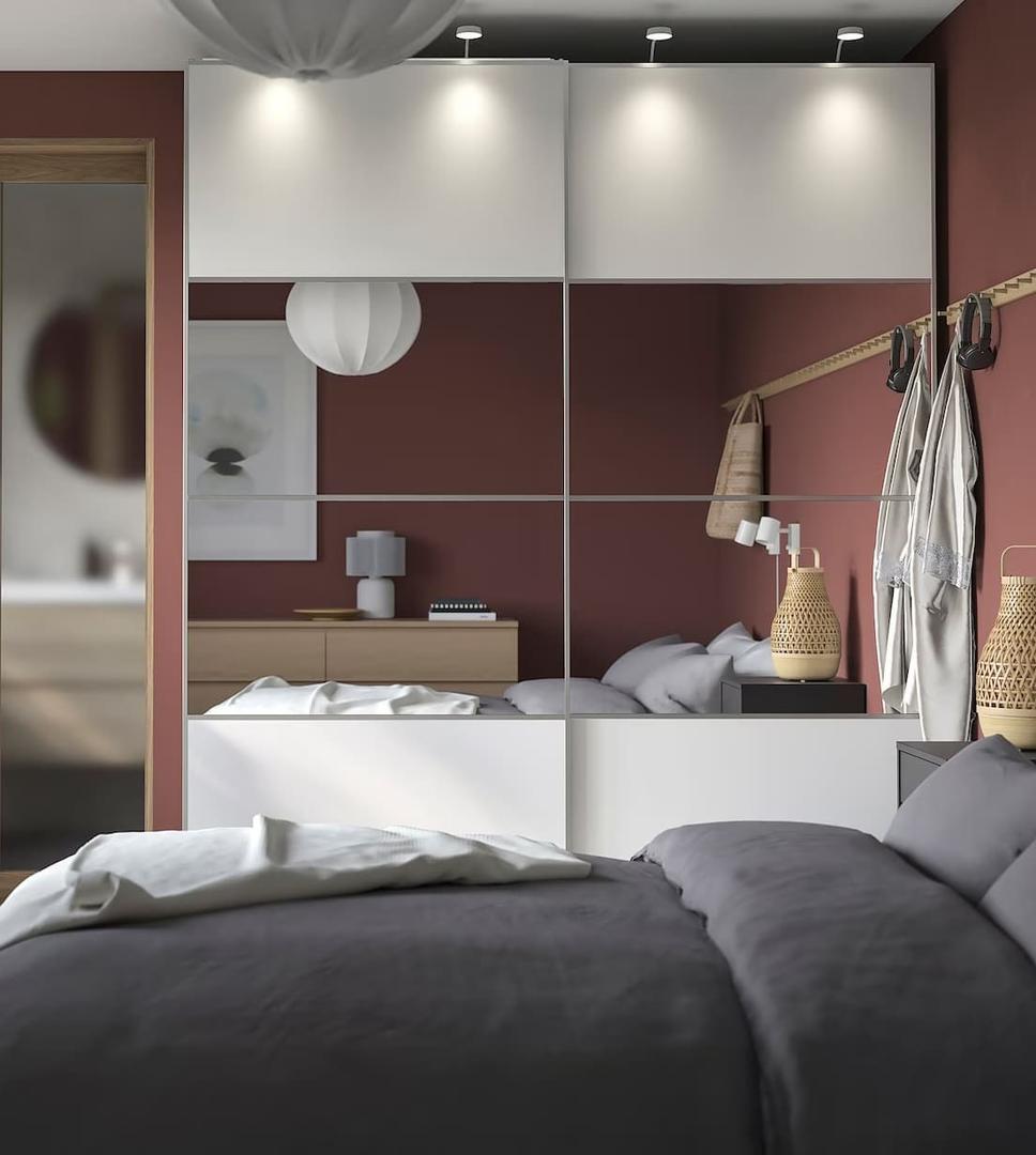 El armario de puertas correderas con espejo modelo AULI de Ikea