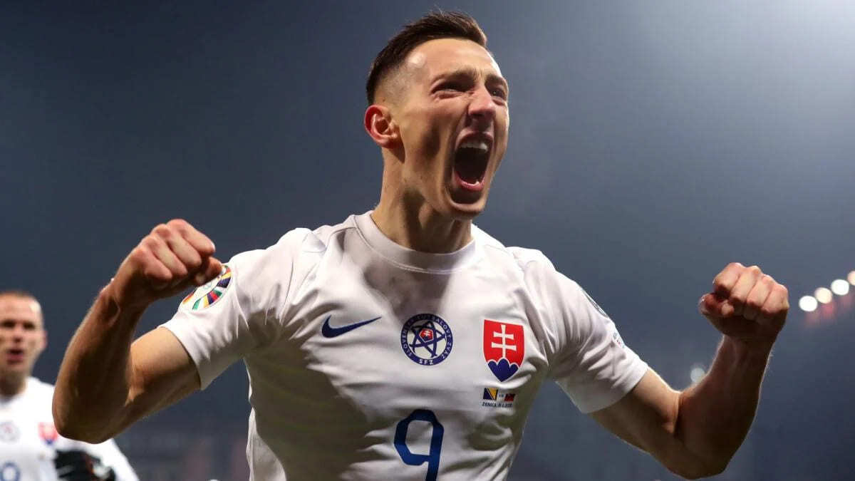 Róbert Bozeník celebra un gol con la camiseta de la selección de Eslovaquia