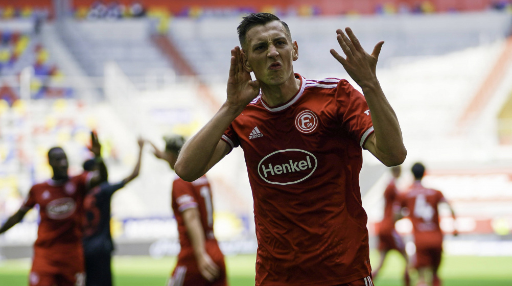 Róbert Bozeník celebra un gol durante su etapa en el Fortuna Düsseldorf