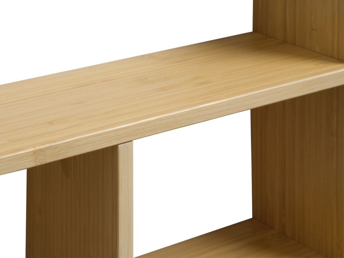 La estantería SALTRUP con seis estantes de bambú y diseño desigual de Jysk