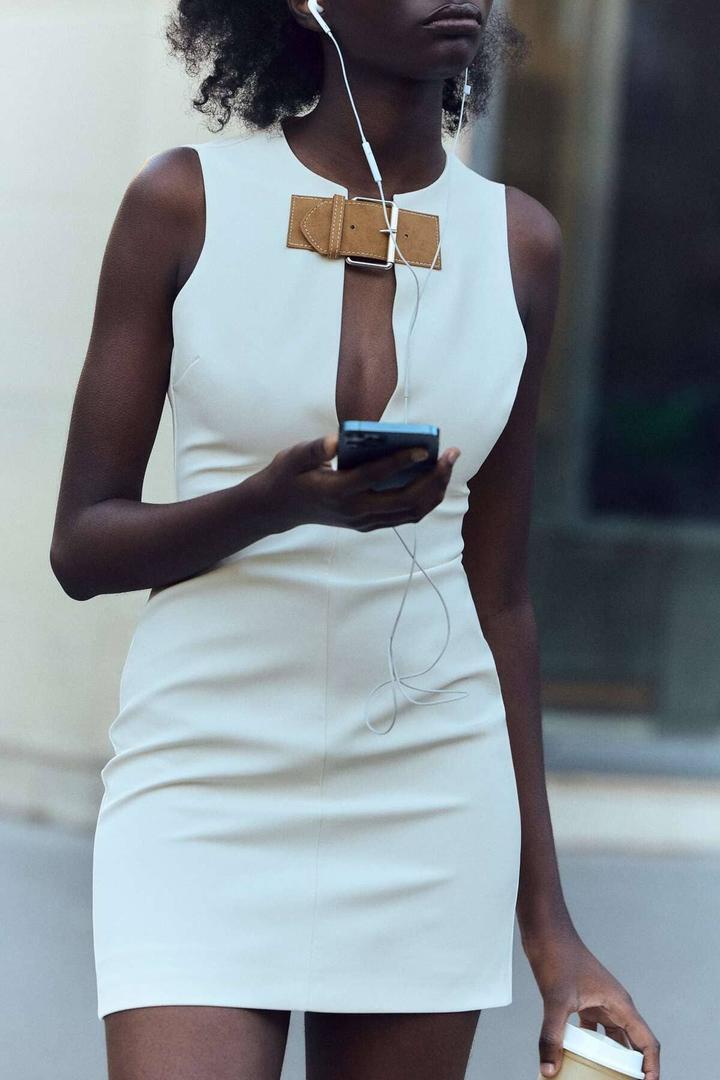 El nuevo vestido entallado con trabilla de color blanco roto de Zara