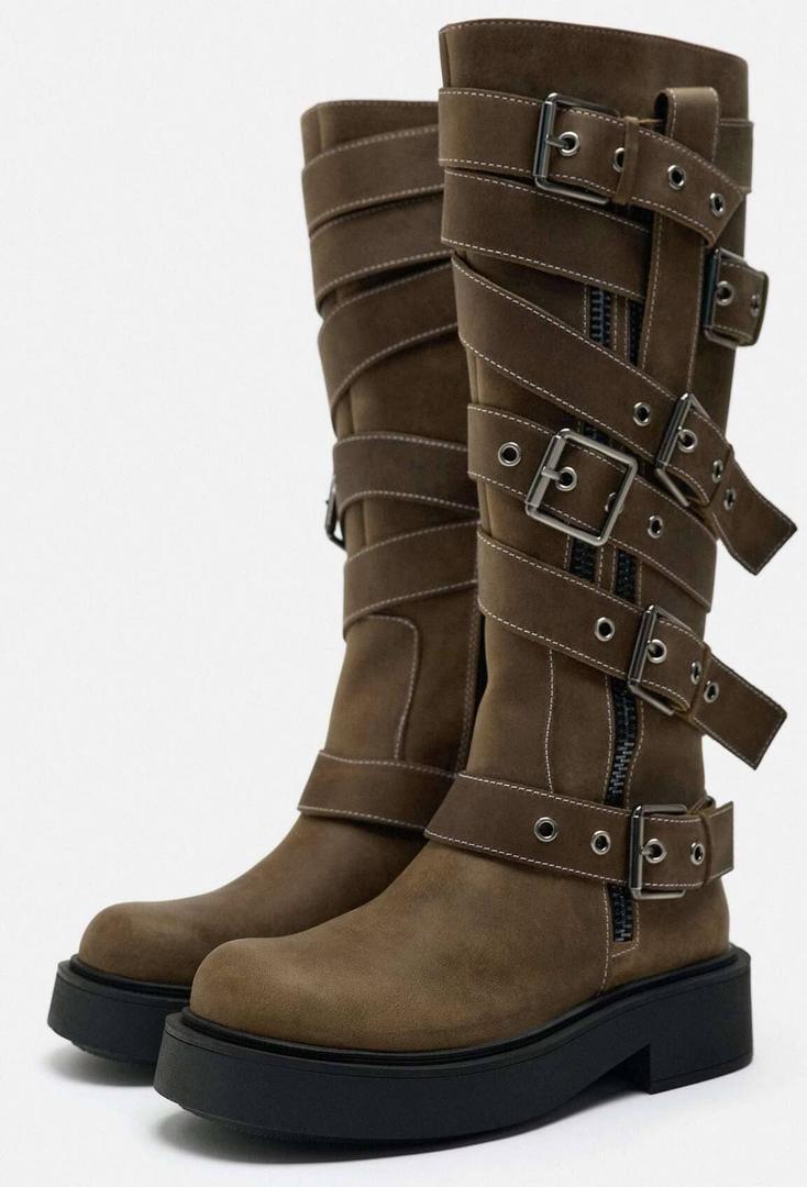 Las nuevas botas altas de piel con hebillas de Zara