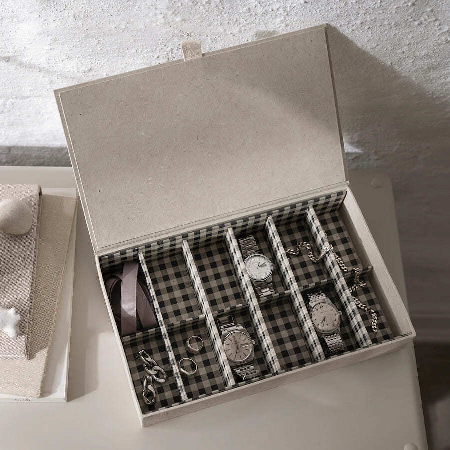 La caja con compartimentos RÅGODLING de color beige de Ikea