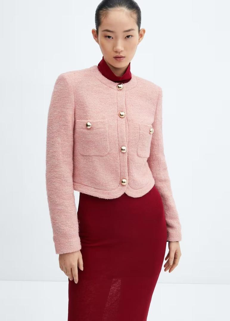 La chaqueta tweed con botones rosa palo de Mango